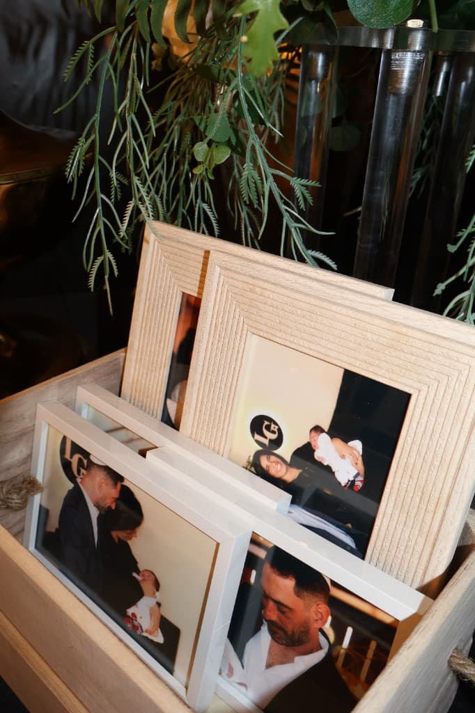 עמדת פוזה עם שלט ניאון ותמונות מוצגות